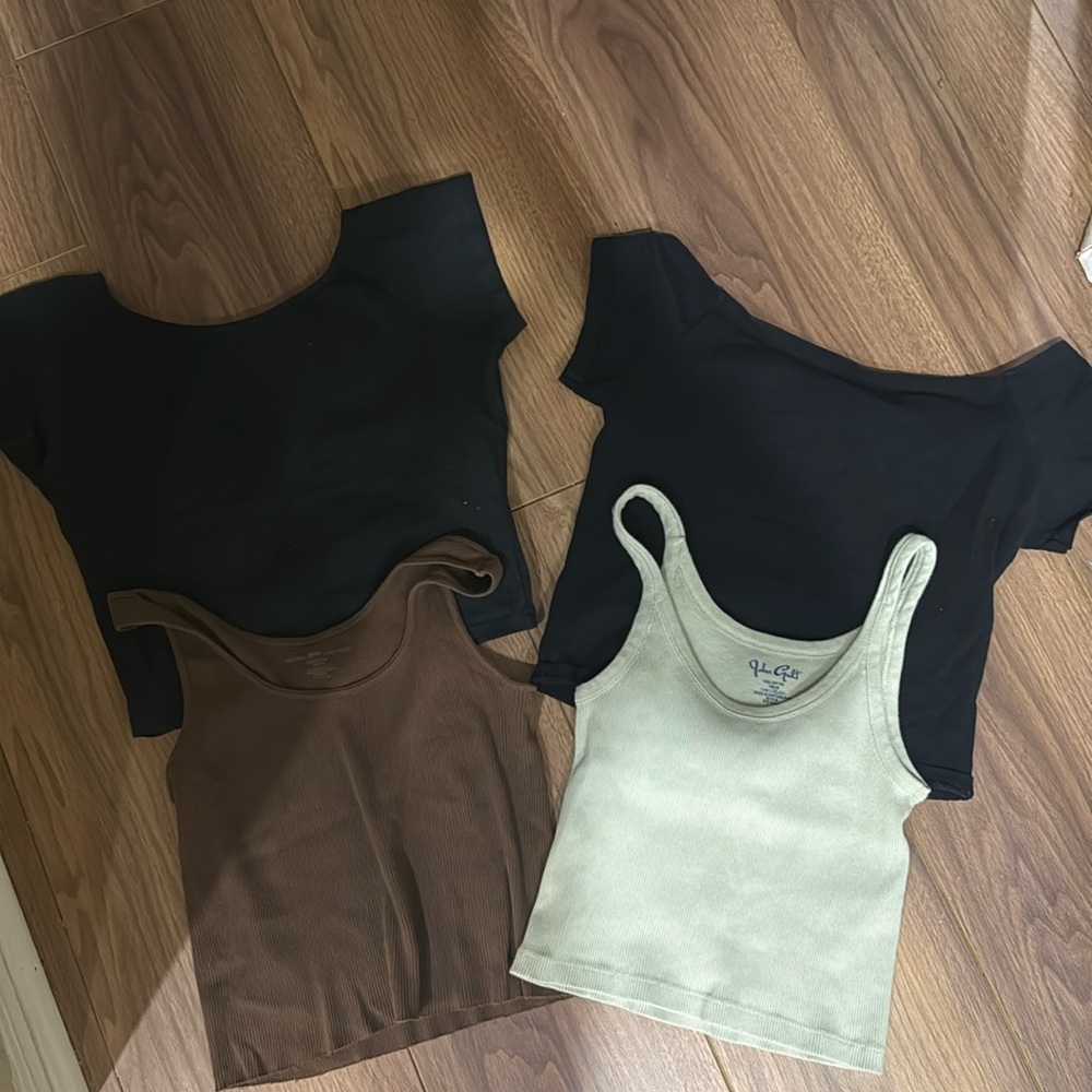 BRANDY MELVILLE TOP BUNDLE